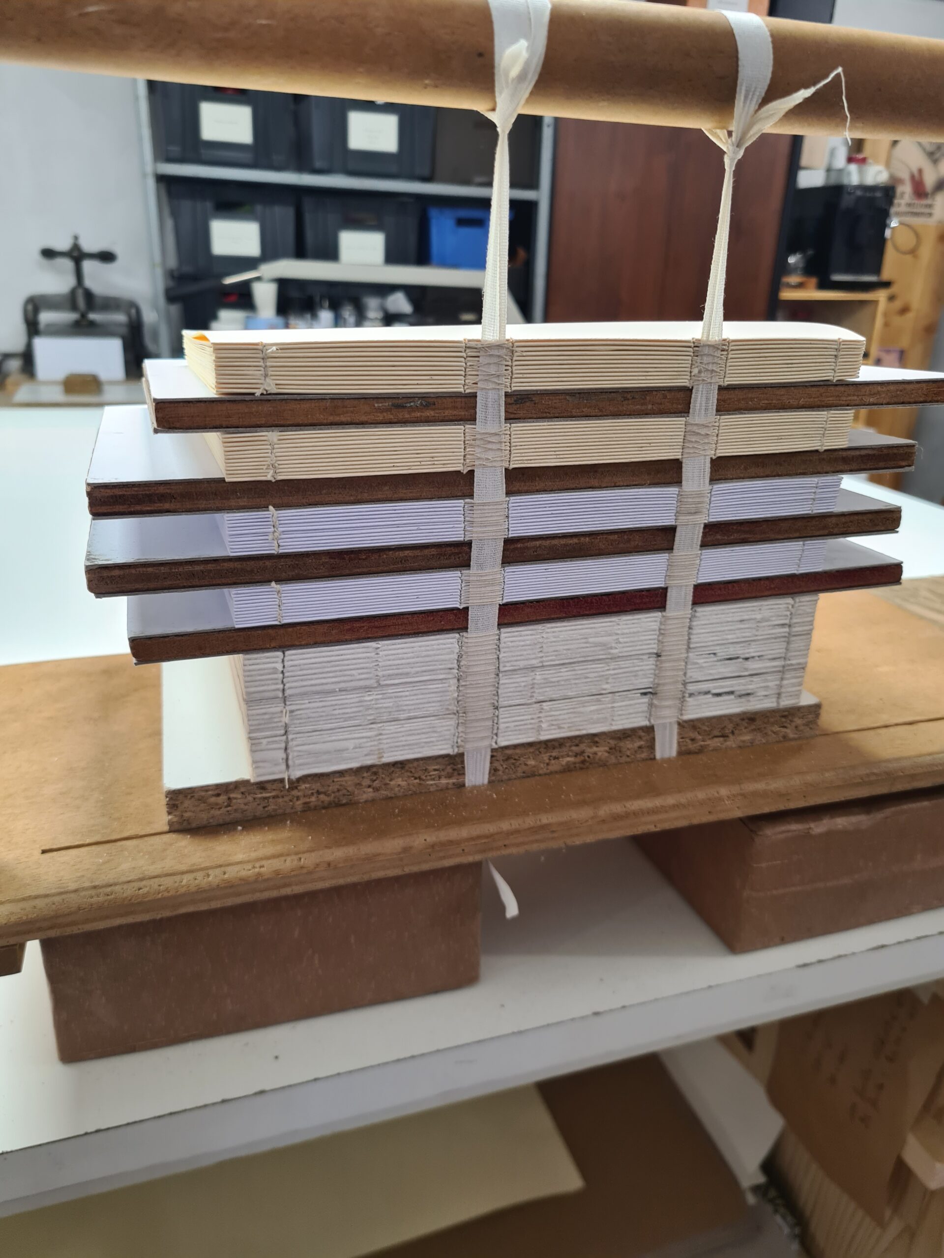 une pile de livre à coudre