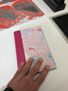 Le papier marbre maison utilisé pour un livre