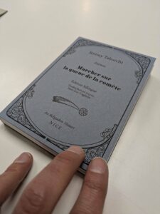 Marcher sur la queue de la comète, un recueil de poèmes de Jérémy Taburchi, édition bilingue français-niçois.